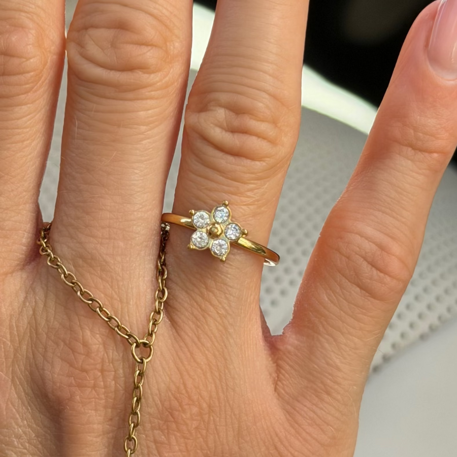 Daisy Kiss Ring - EVRYJEWELS