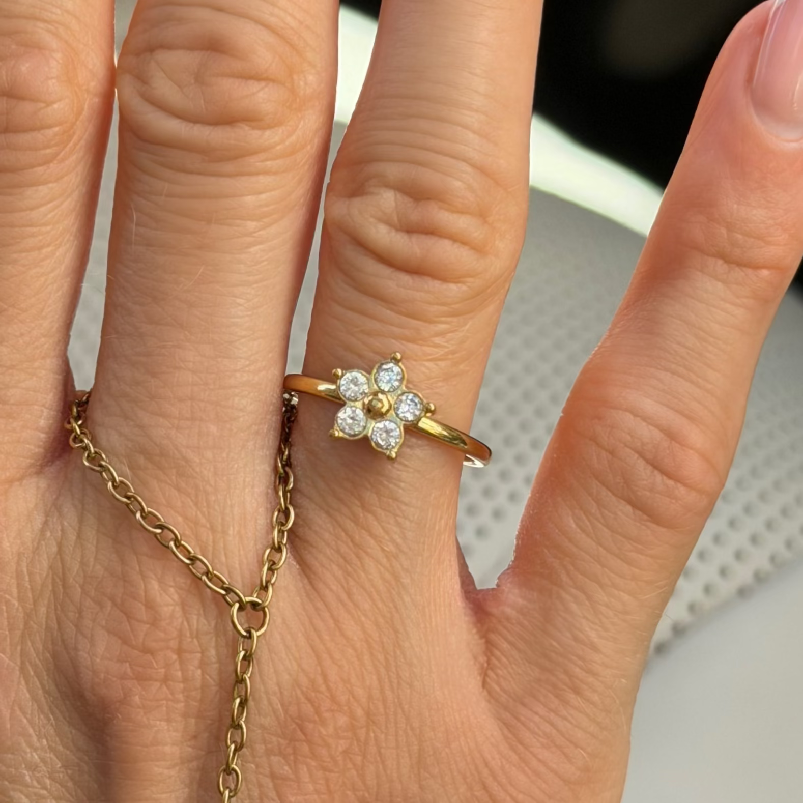 Daisy Kiss Ring - EVRYJEWELS